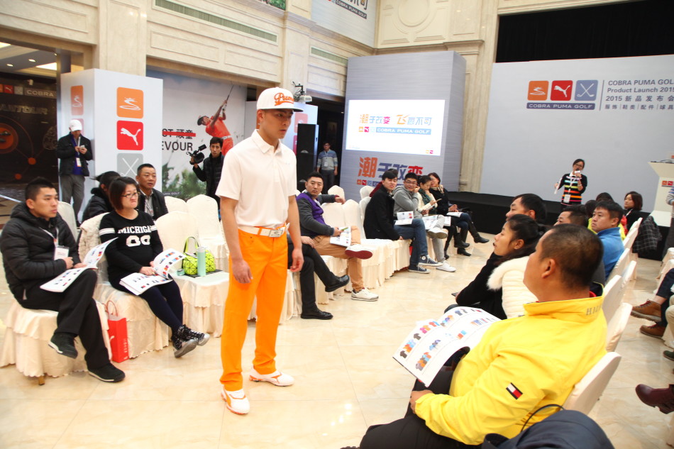 三位嘉宾围坐畅谈,手势激昂,正就新款球杆的性能进行热烈而深入的讨论