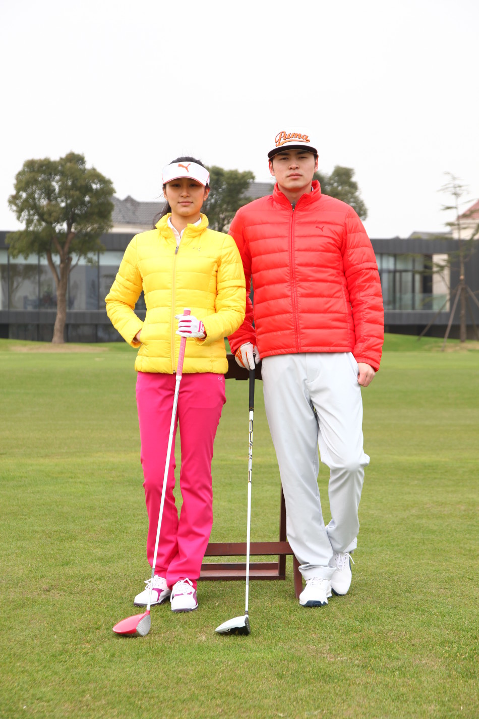 近距离特写新款铁杆杆头,独特的橙色与灰色涂装碰撞,设计感十足