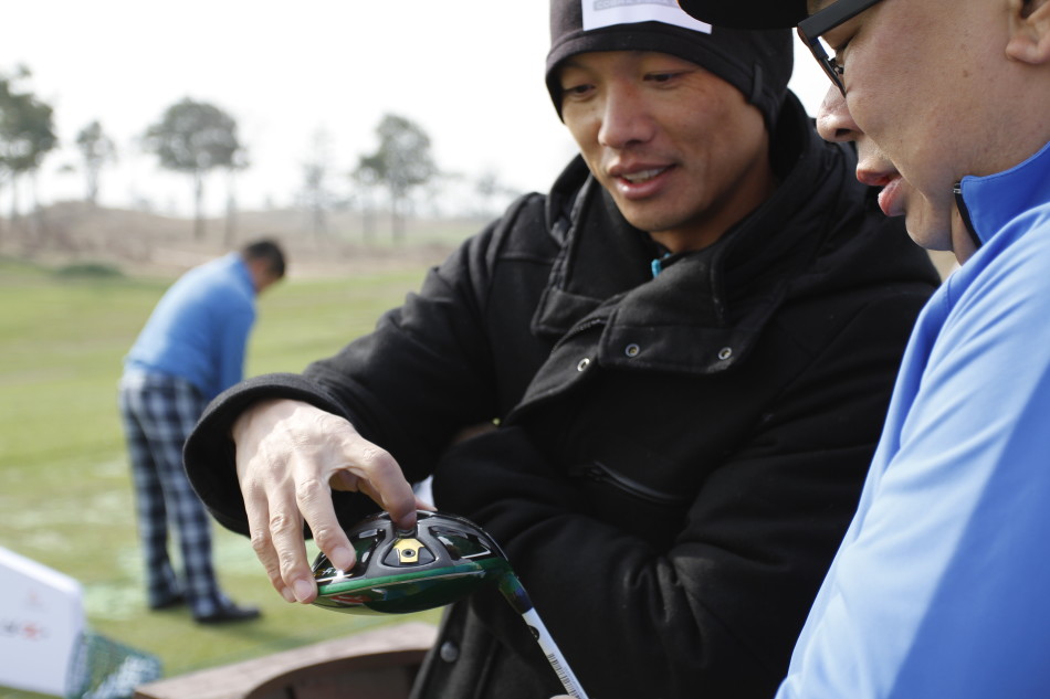 时尚模特手持新款橙色球包侧身而立,眼神坚定,展现运动与时尚交织的非凡气场