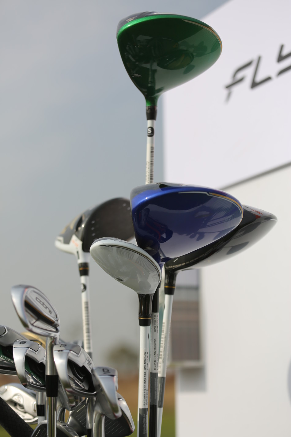 专业高尔夫球手正在试打新款木杆,瞬间的爆发力与球杆的流线型设计完美契合