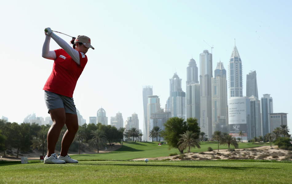 冯珊珊短推精准进洞，眼神专注，动作干净利落