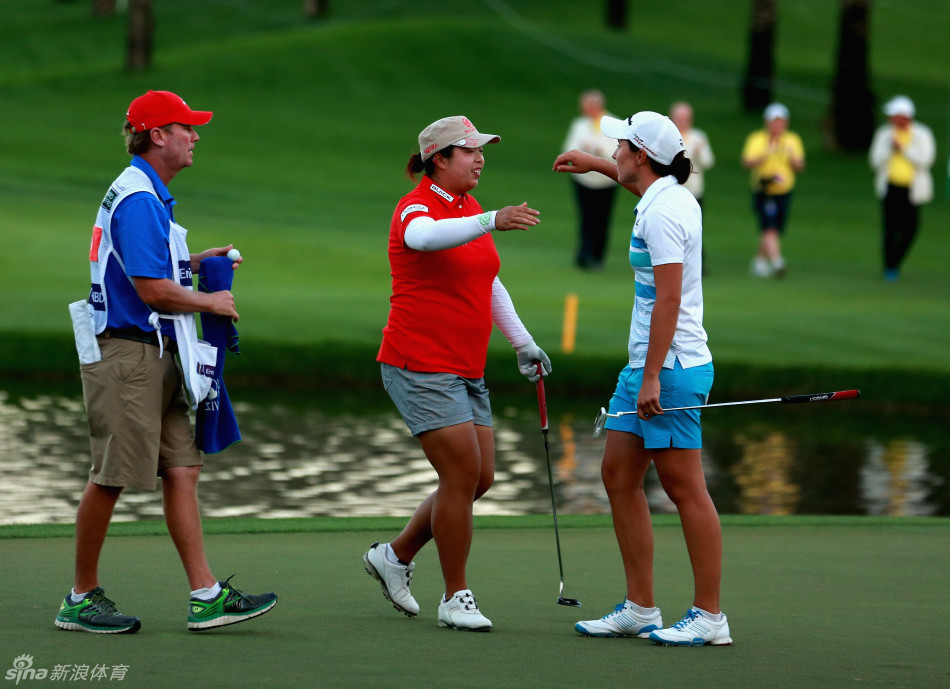 冯珊珊在果岭边冷静观察，思考下一杆的进攻策略