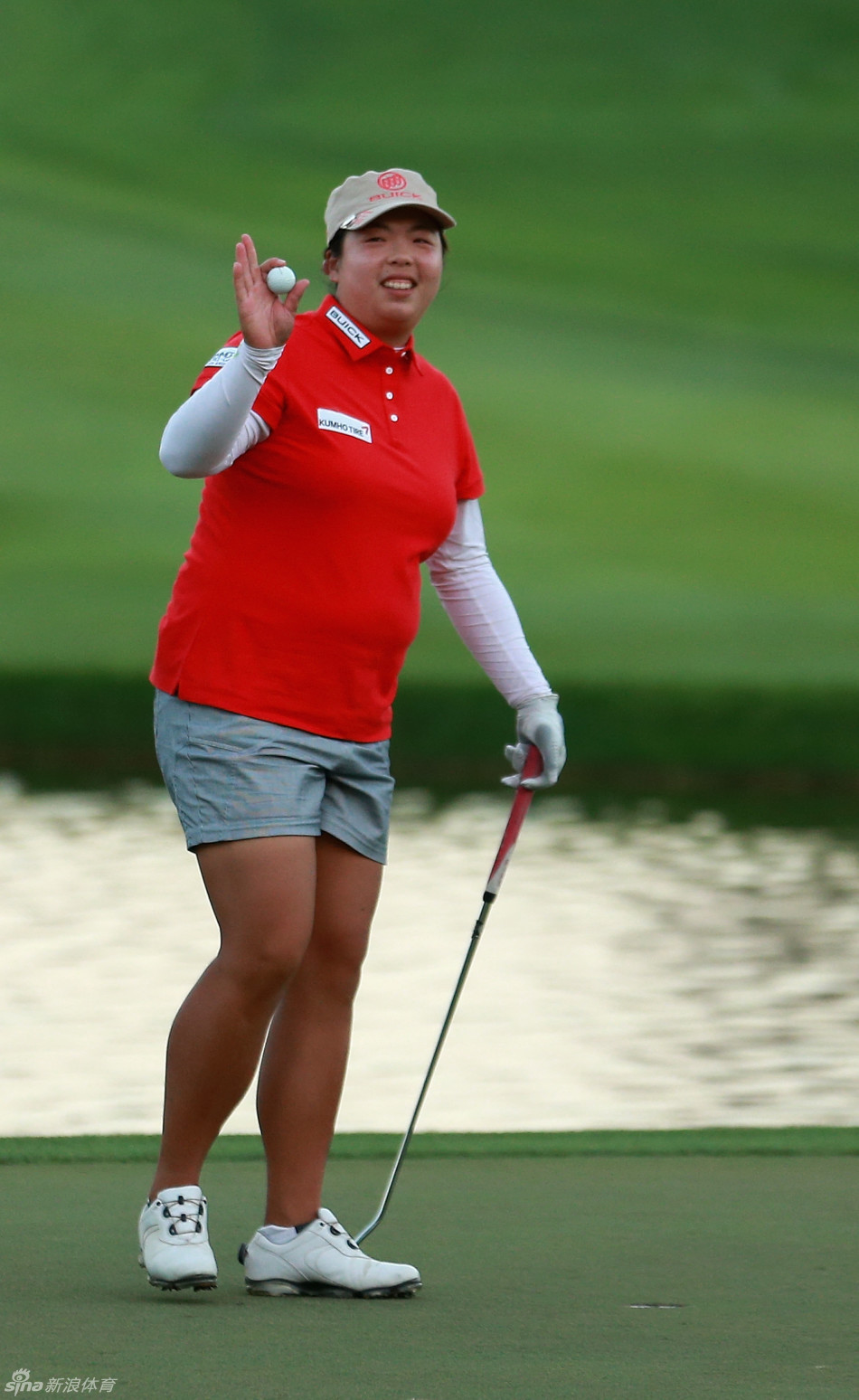 冯珊珊开球动作流畅有力，白色小球划破天际飞向远方