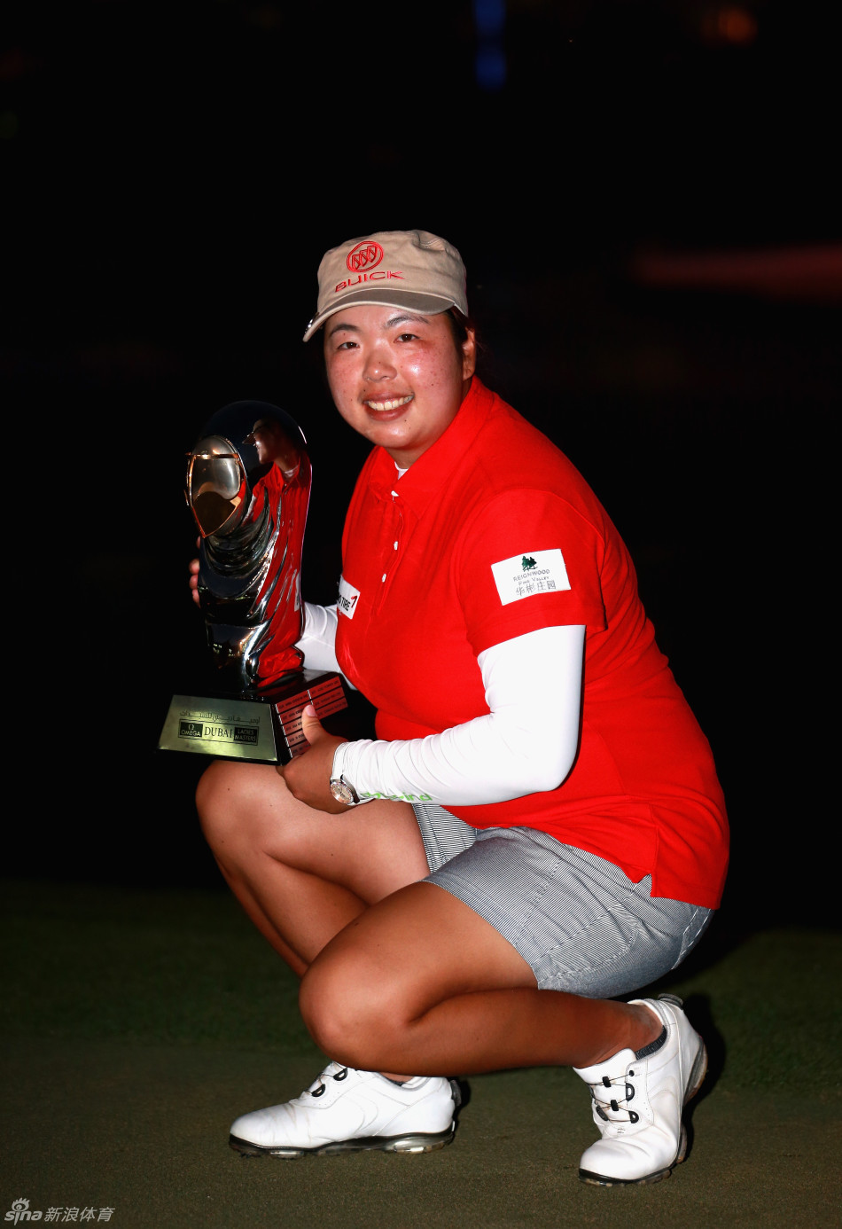 冯珊珊挥杆瞬间，身姿矫健，目光坚定地望向前方球道