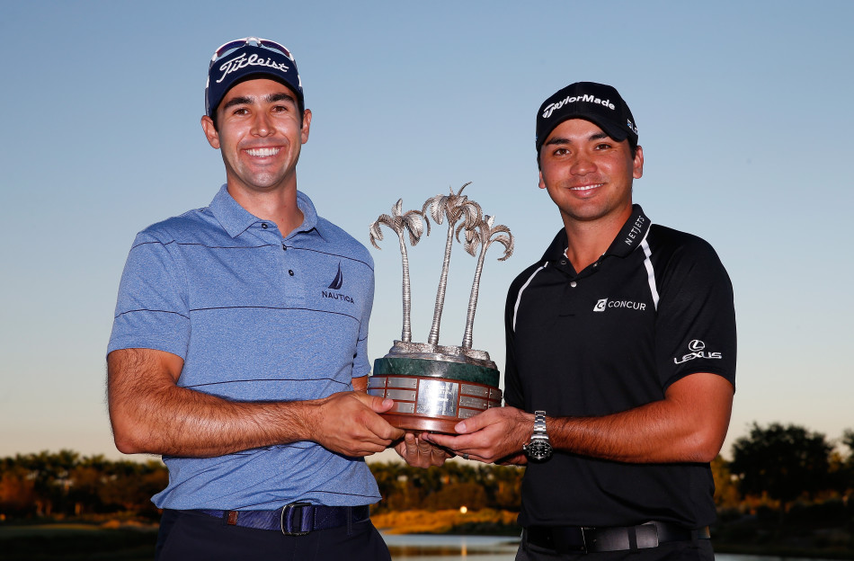 戴伊与特林加伊并肩站立于领奖台，共同高举冠军奖杯，喜悦之情溢于言表