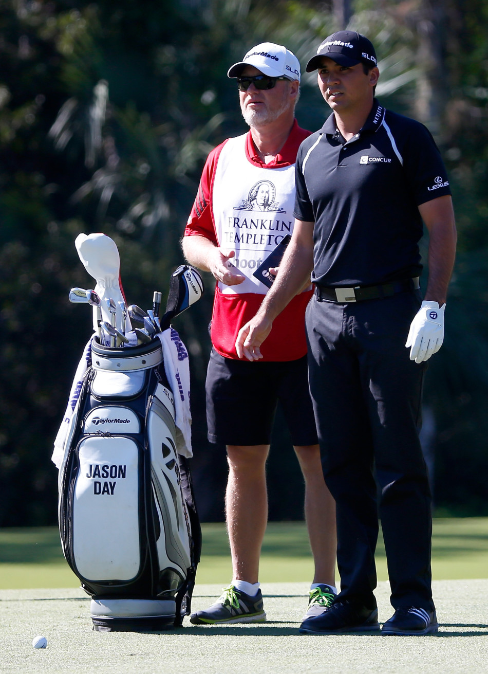 戴伊在球道中央全神贯注地挥杆，身体扭转展现出完美的力量与平衡