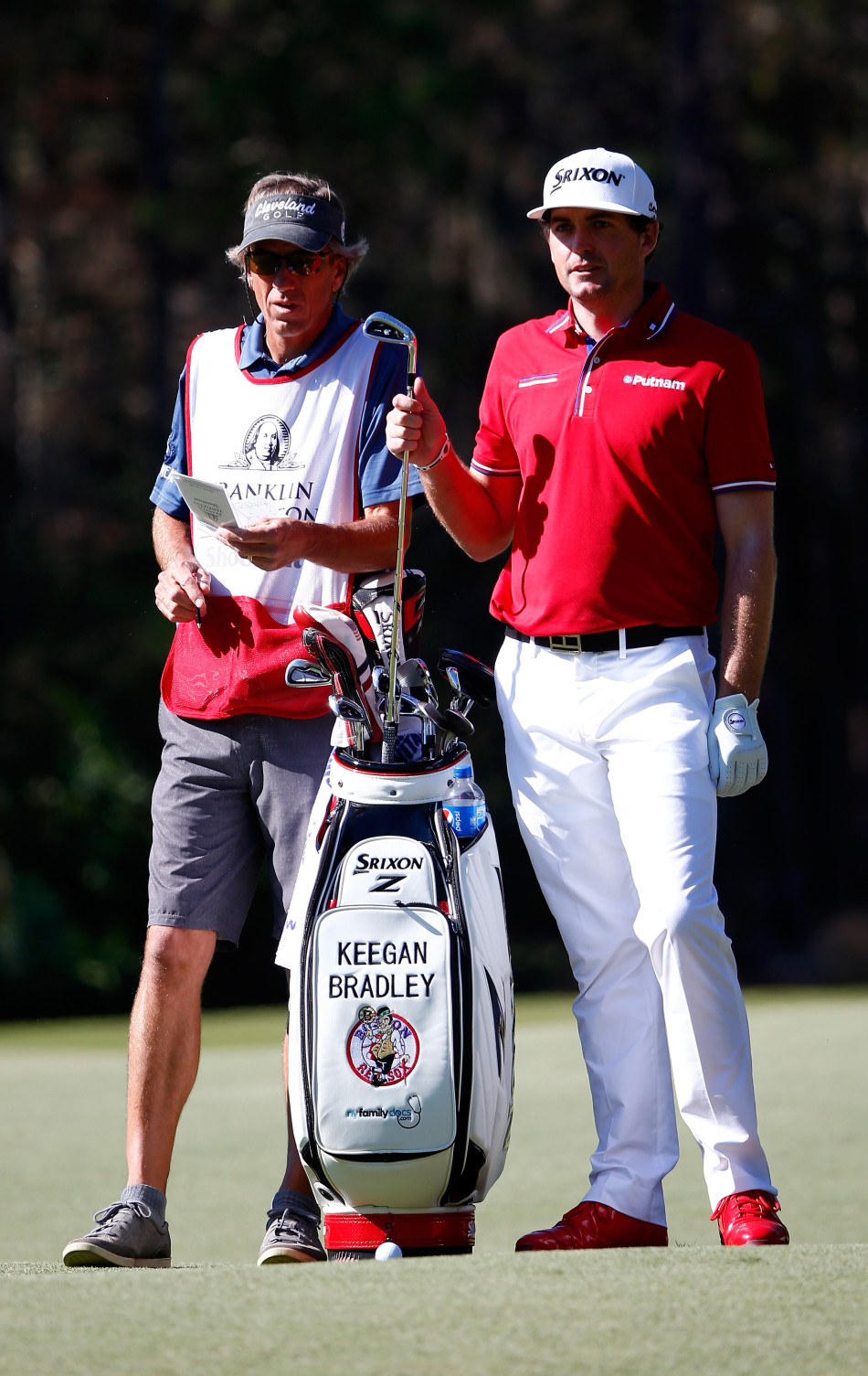 库查尔与他的球童站在沙坑边缘，正指着果岭方向热烈地讨论救球策略