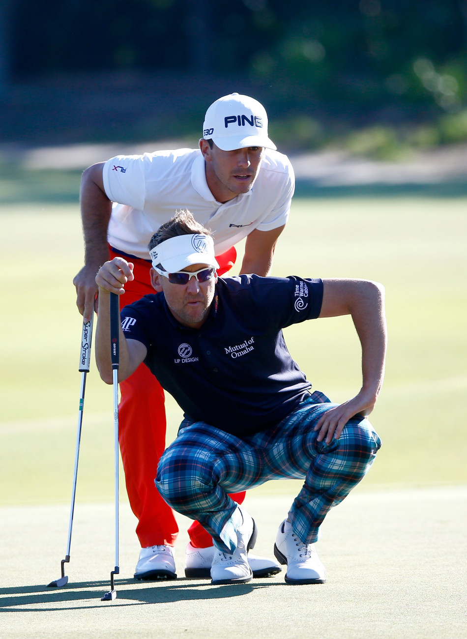 布拉德利在长草中谨慎站定，正准备打出一记困难的过渡击球