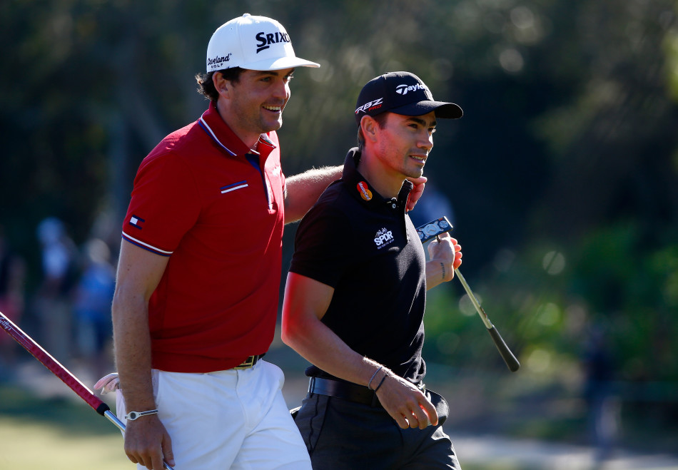 霍雪尔与保尔特在球道上轻松交谈，笑容洋溢，展现出良好的搭档情谊