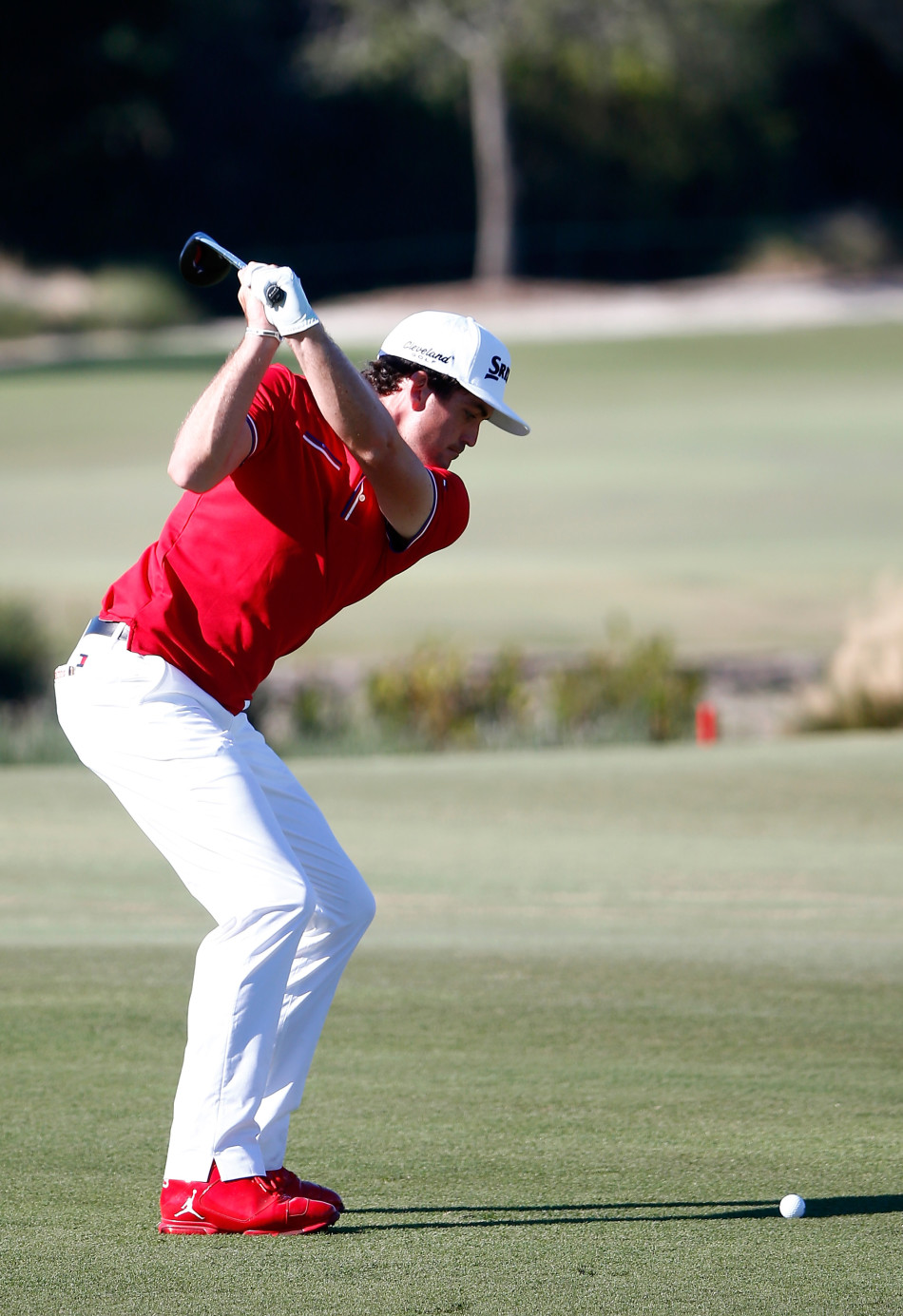 布拉德利与毕耶加斯在开球台握手鼓劲，为新一轮进攻做好团队准备