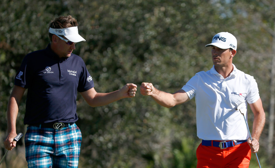 戴伊和特林加伊在果岭上并肩弯腰，头几乎靠在一起，共同阅读复杂的推杆线路