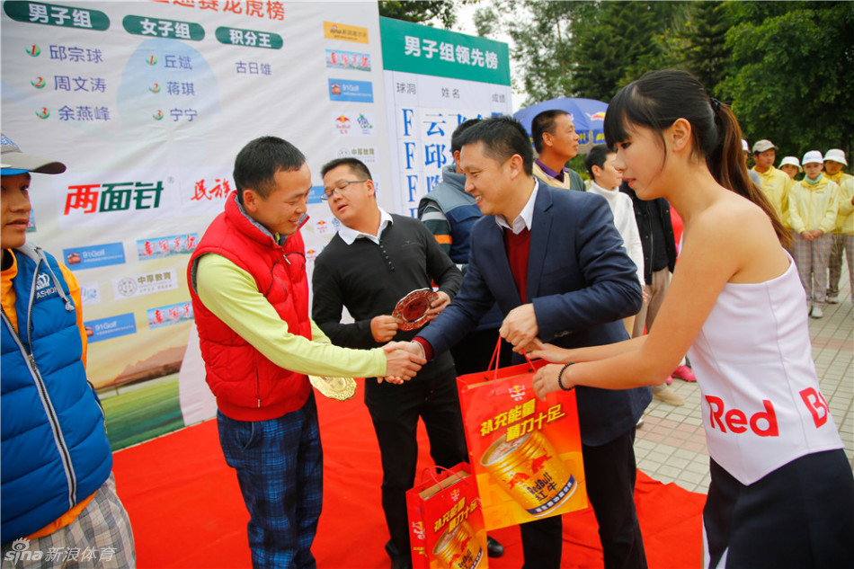 冠军选手抑制不住夺冠的狂喜，振臂高呼，尽情释放着拼搏后梦想成真的激动情绪。