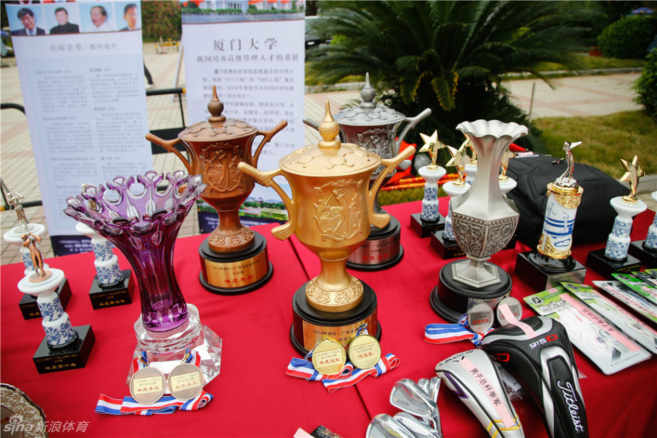 比赛计分板醒目地更新着选手的成绩，每一个数字的跳动都牵动着观众的心弦。