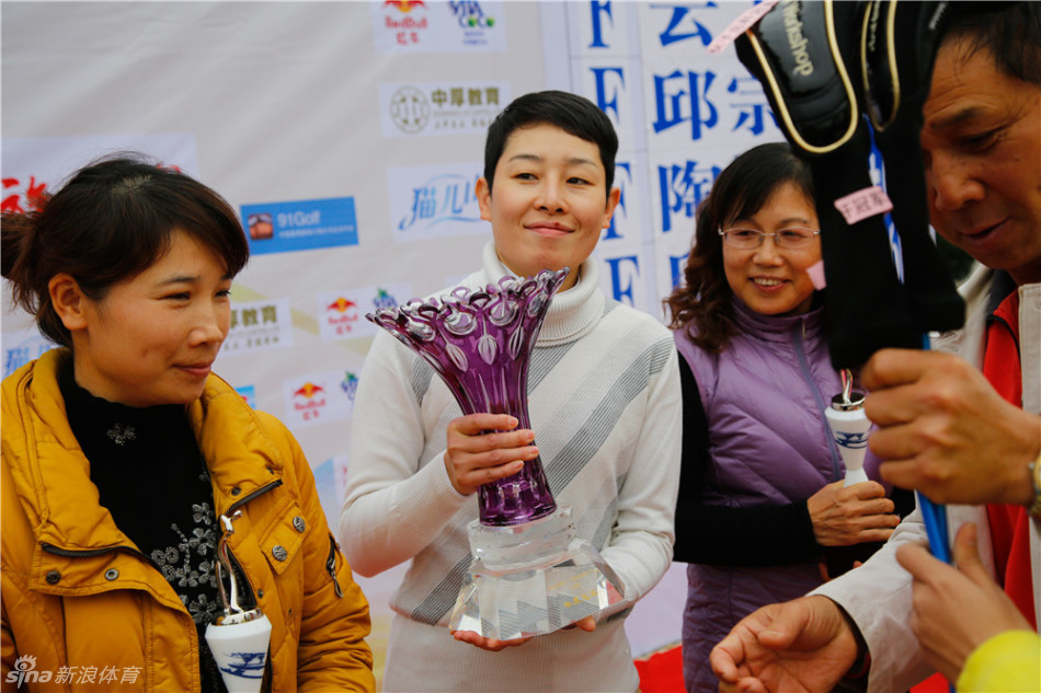 一位小选手紧紧抱着属于自己的全勤奖杯，脸上洋溢着纯真而自豪的灿烂笑容。