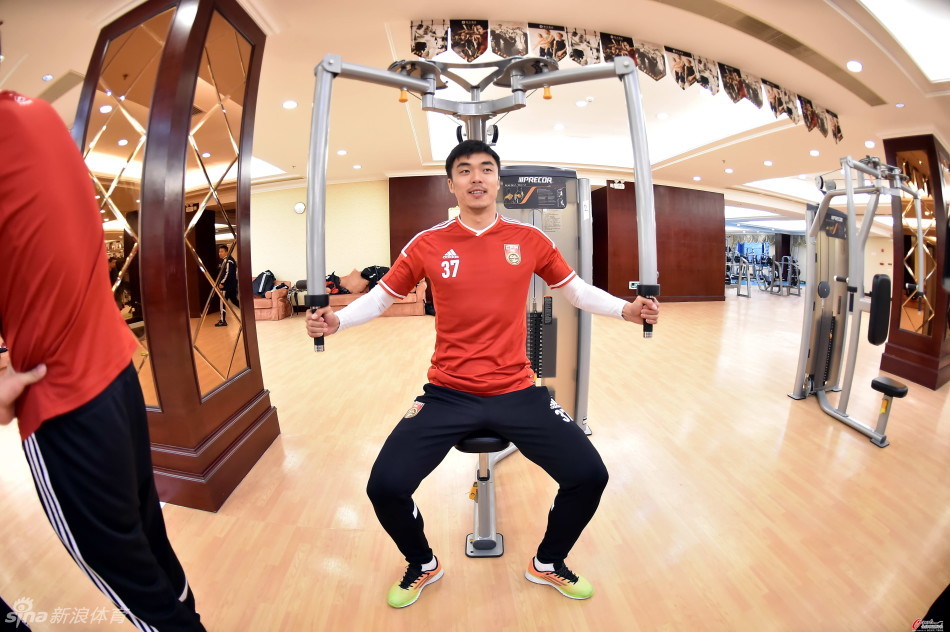 国足健身房训练佩兰录视频助威