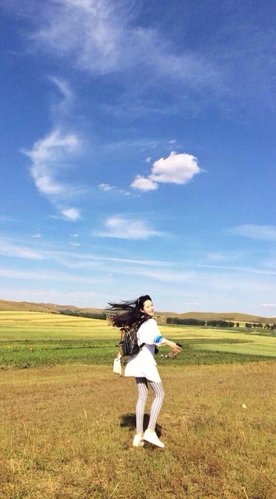 冬日暖阳下，潘霜霜在金色麦田里轻盈起舞，裙摆随着旋律飞扬，脸上洋溢着沉醉于自然的幸福微笑，仿佛一幅灵动的油画。