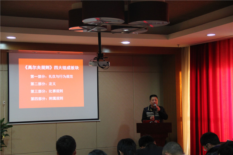 国际级裁判李振军在果岭边进行现场教学，他手指球位，正在向学员清晰阐述一个复杂的规则情境。