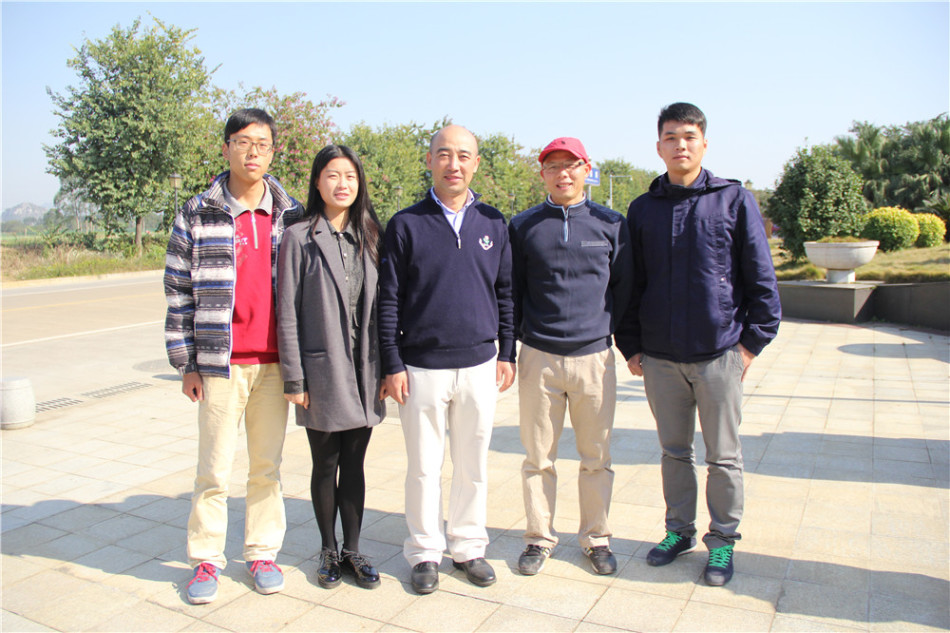 广西体专的学生学员在果岭上凝神静气，正准备进行推杆练习，眼神中充满了对技术的专注与渴望。