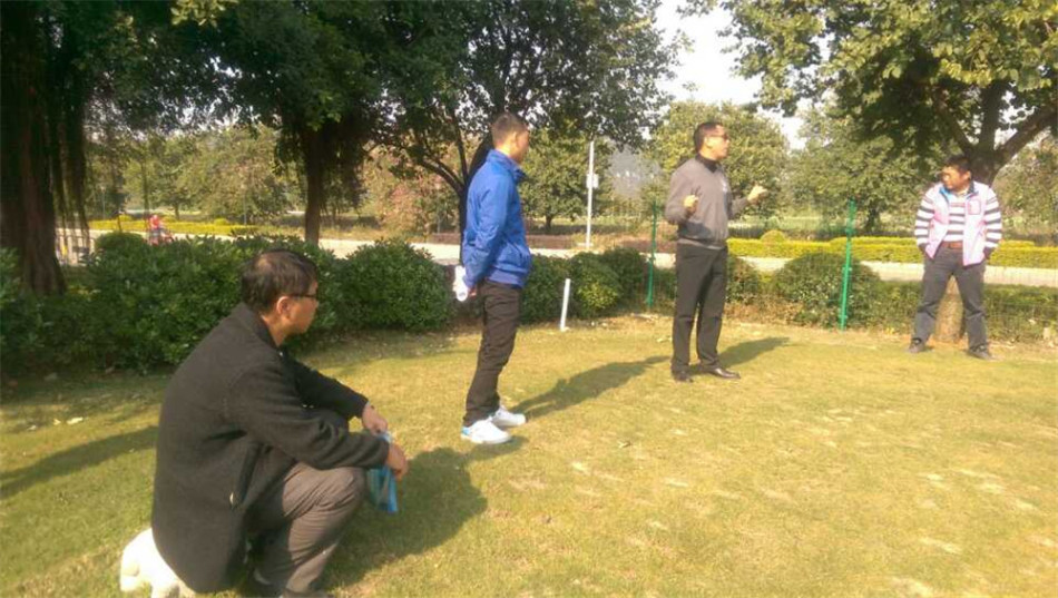 国家级裁判王琛在实践教学环节，亲自示范击球动作，其专业的姿态和细致的讲解引来学员们阵阵掌声。