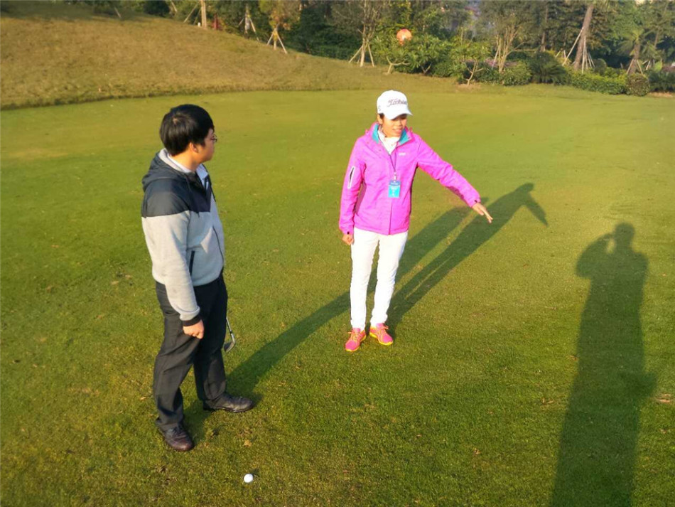 培训临近尾声，学员们围绕在讲师身旁，认真聆听最后的点评与总结，眼神中闪烁着求知的光芒和对未来的憧憬。