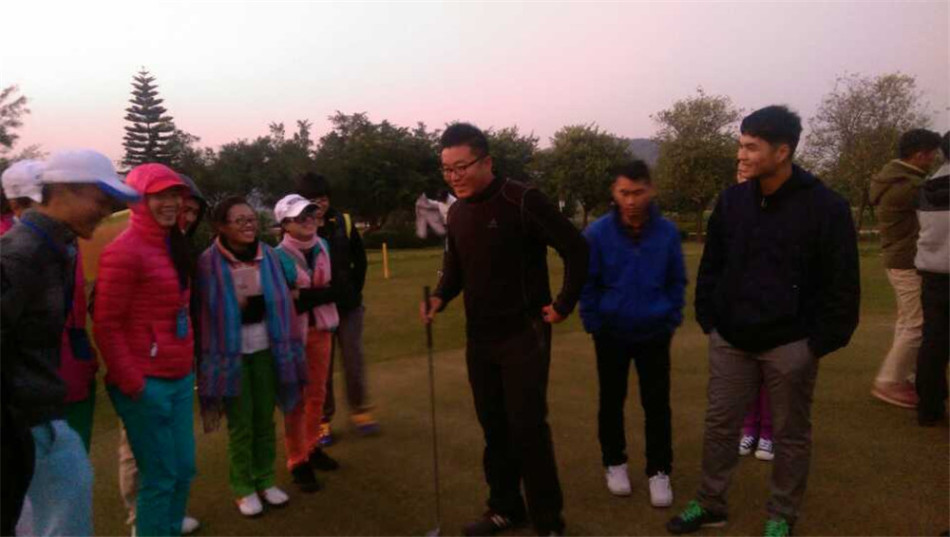 全部培训圆满结束后，风尘子、裁判讲师们与全体广西体专学员在球场草地上开心合影，定格下这段充实学习的珍贵记忆。