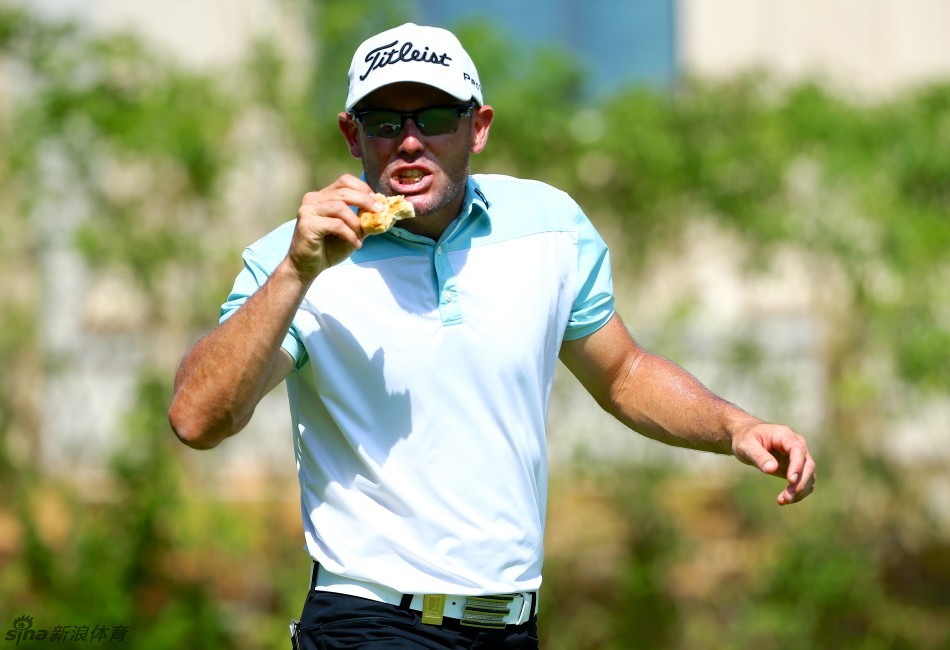 澳大利亚老将大卫·麦肯齐在风中屏息凝神，正准备击出关键一杆，他沉稳的姿态与身后辽阔的林克斯球场共同构成一幅经典的画面。