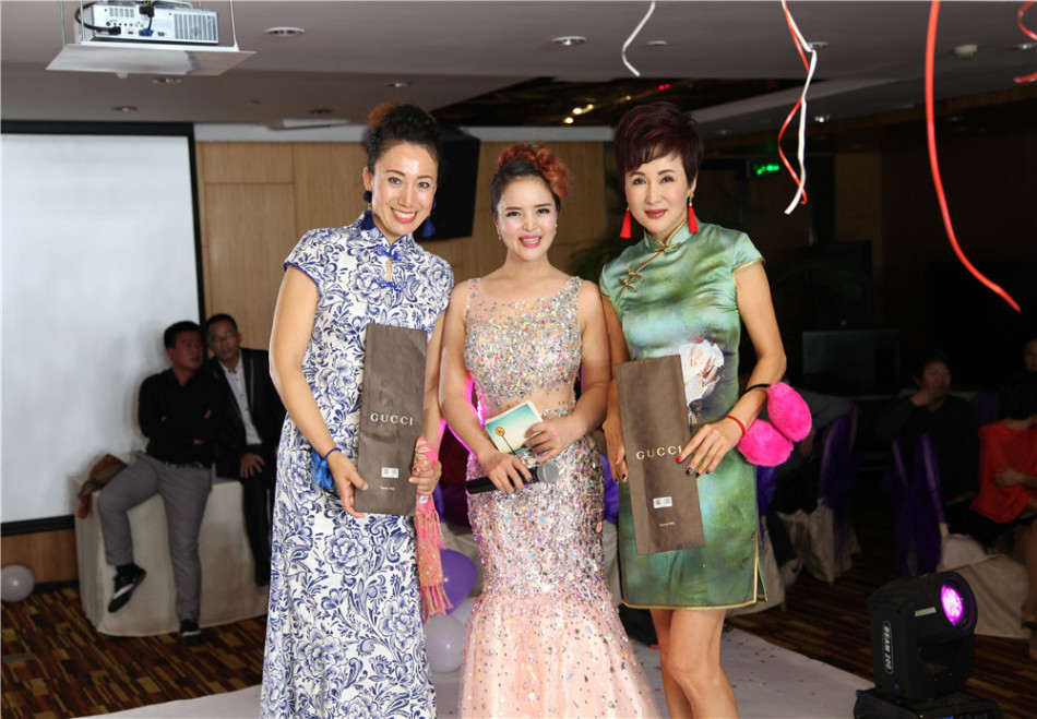 宴会高潮时众人一起举杯祝贺的盛大场面，水晶灯下酒杯林立，光影交错，洋溢着共庆成就、畅想未来的热烈气氛。