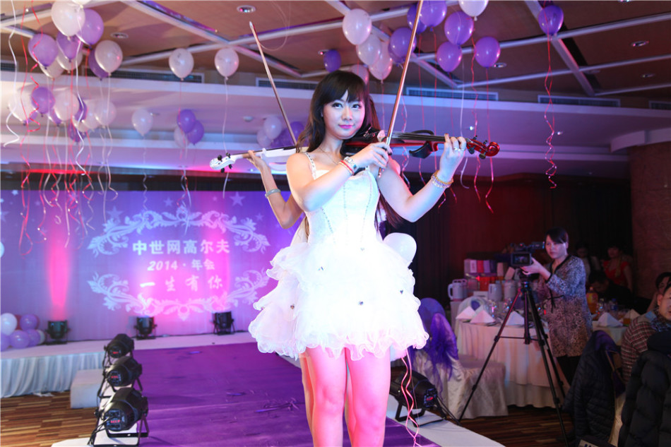 木兰队队友们亲密地站在一起合影，她们身穿统一的队服，手持奖杯，脸上洋溢着自信、团结与胜利的灿烂笑容。