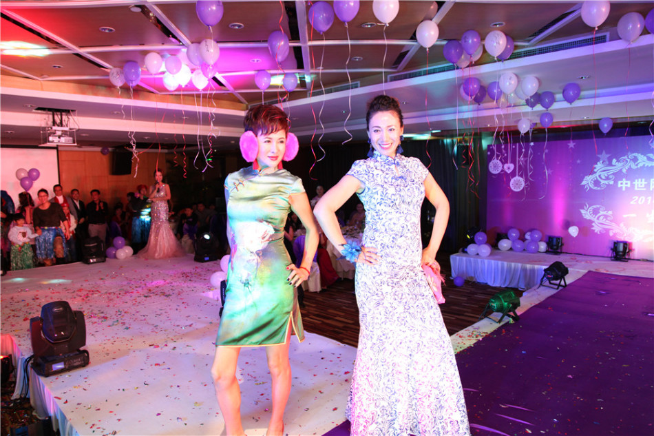 盛大的抽奖环节，主持人手持抽奖箱，全场观众屏息凝神，脸上写满了紧张与期盼，等待着幸运之神的降临。