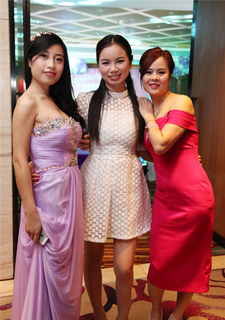 激动人心的抽奖时刻，中奖者兴奋地高举手臂冲向舞台，周围同事纷纷投来祝贺的目光，现场气氛热烈而欢快。