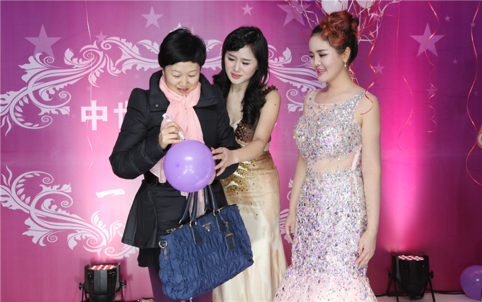 唐慧与重要客户在年会背景板前亲切合影，双方手握奖杯，笑容诚挚，象征着牢固的合作伙伴关系与共赢的未来。