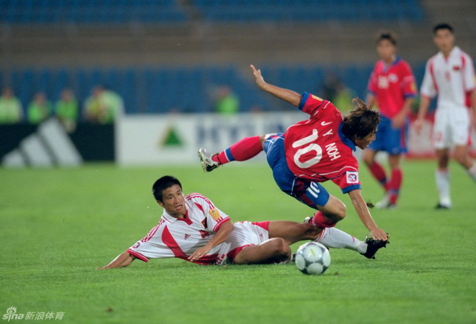 2000年亚洲杯小组赛中,中国队以2:2打平韩国队