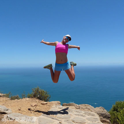 贝伦·莫左站在山巅远眺，背后是壮丽的云海与群山，充满了征服自然的成就感与宁静。