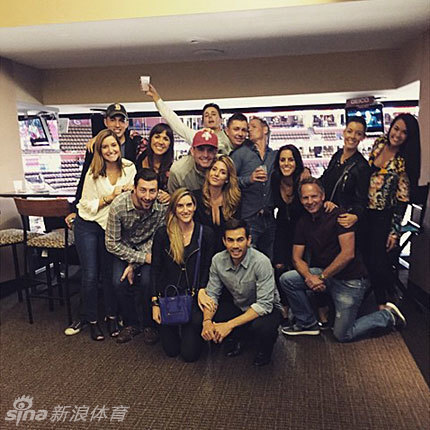 布莱尔-奥尼尔在晨光中展示一份淋着金黄色荷兰酱的班尼迪克蛋，早餐时光充满精致仪式感。