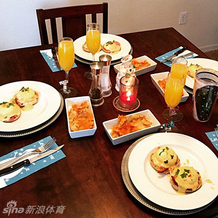 布拉德利·库珀与朋友们在聚会中开怀大笑，气氛热烈欢快，尽显好友相伴的愉悦。