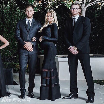 保拉·克里默与新婚丈夫深情对视，两人脸上洋溢着新婚燕尔的幸福光彩。