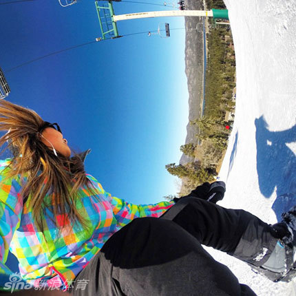 达斯汀·约翰逊夫妇在圣诞树前相拥，轻抚孕肚，笑容中洋溢着对新生命的期盼与幸福。