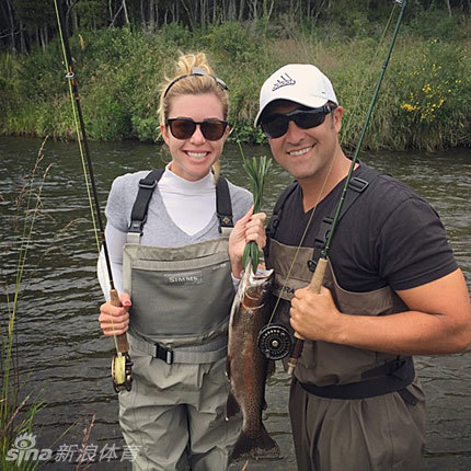 丹妮尔·姜身着鲜艳滑雪服，在皑皑雪坡上自信滑行，尽享冬日运动的速度与激情。