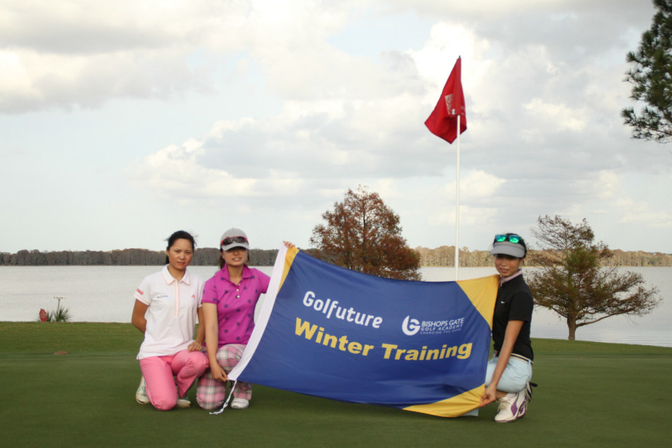王桥在沙坑中全神贯注练习救球，沙粒在阳光下飞溅，展现出力量与技巧的融合