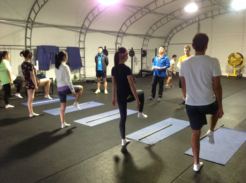 球员在教练指导下进行短杆切球练习，专注控制球的落点和滚动