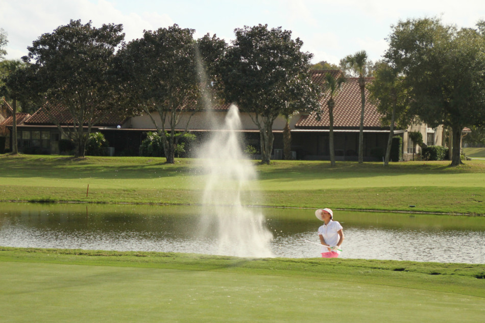 球员蒋艳明在练习场完成一记漂亮的挥杆，动作流畅充满力度