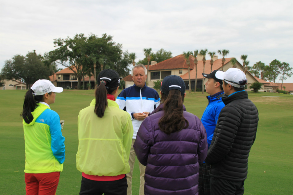 教练与球员围在Flight Scope屏幕前，专注分析刚刚采集的短杆数据，寻找技术优化的蛛丝马迹