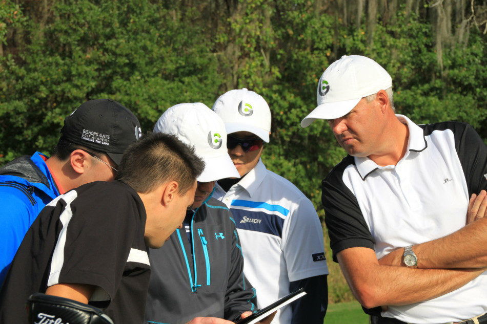 蒋艳明在球道上专注地进行测距，为下一杆击球制定精确策略