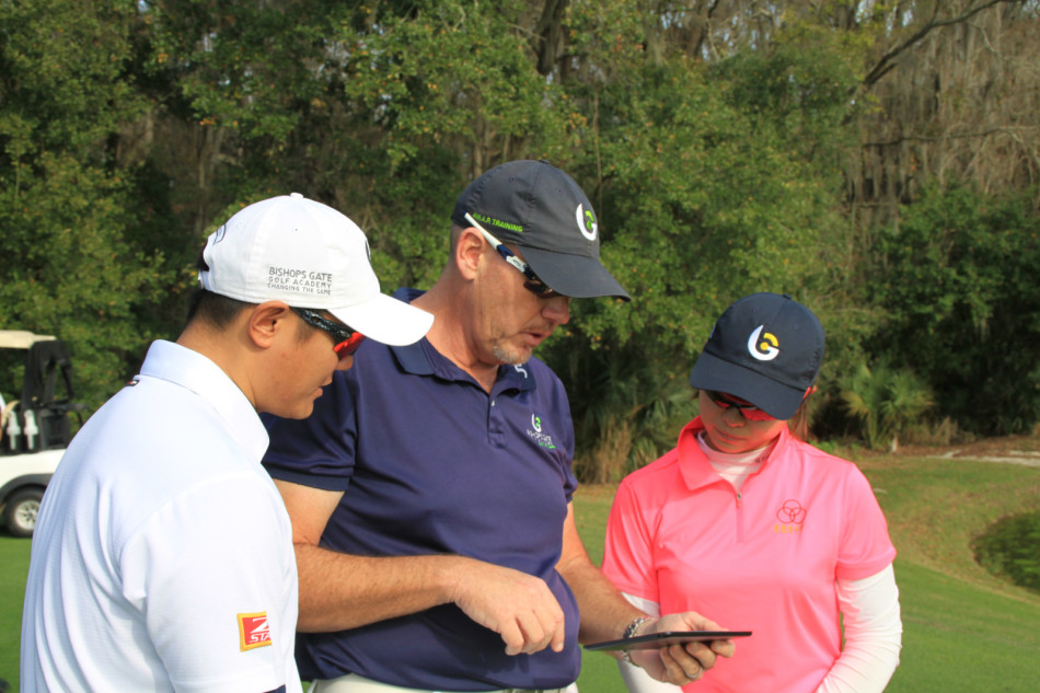 教学总监Jonathan在练习场上亲自授课，向中国球员演示关键动作要领