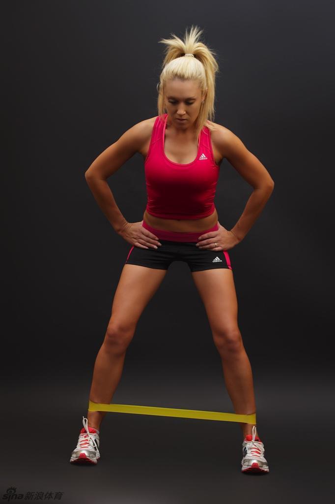 古尔比斯专注于腿部拉伸练习，姿势稳定，尽显专注与身体的极致控制力