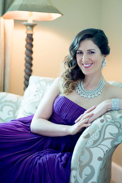 布莱尔·奥尼尔在果岭边自信推杆，金色长发与专注神情彰显其作为球员的竞技风采。