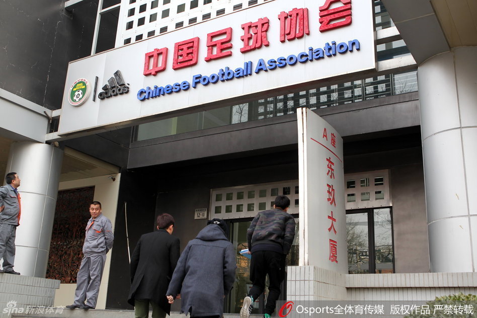 成都谢菲联球员面色凝重，怀抱着厚厚一沓手写欠条，踏进中国足协大门讨薪，那一幕令无数球迷心酸，泛黄的纸张上密密麻麻记录着被拖欠的工资数额。