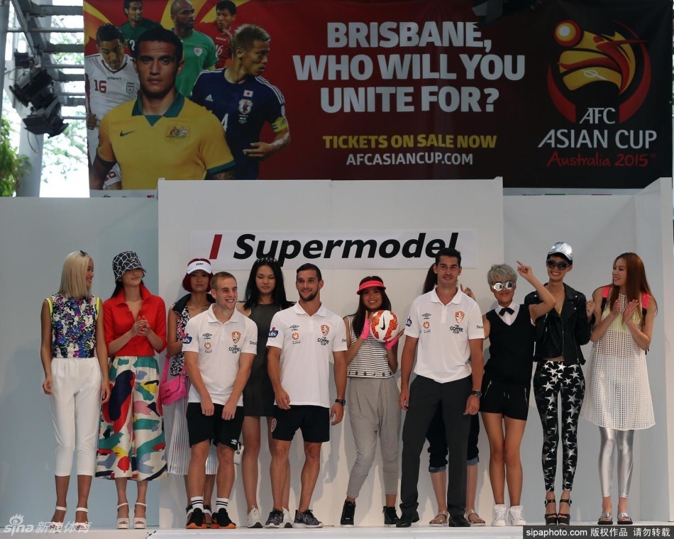 十位身姿绰约的超模与英气逼人的布里斯班狮吼球星们，在澳洲午后的暖阳下共同定格了2015年那场经典的时尚体育跨界盛宴。