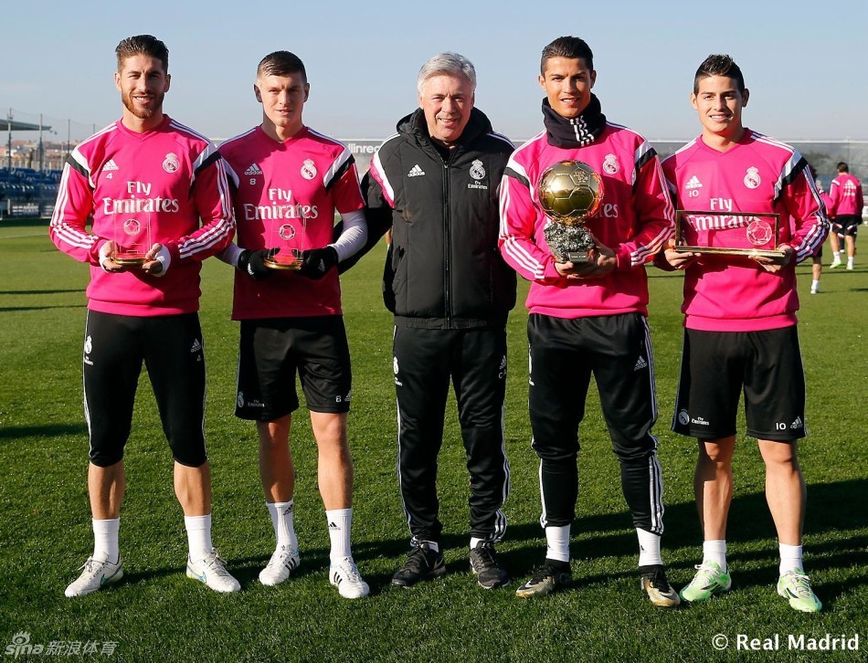 皇马训练C罗展示金球