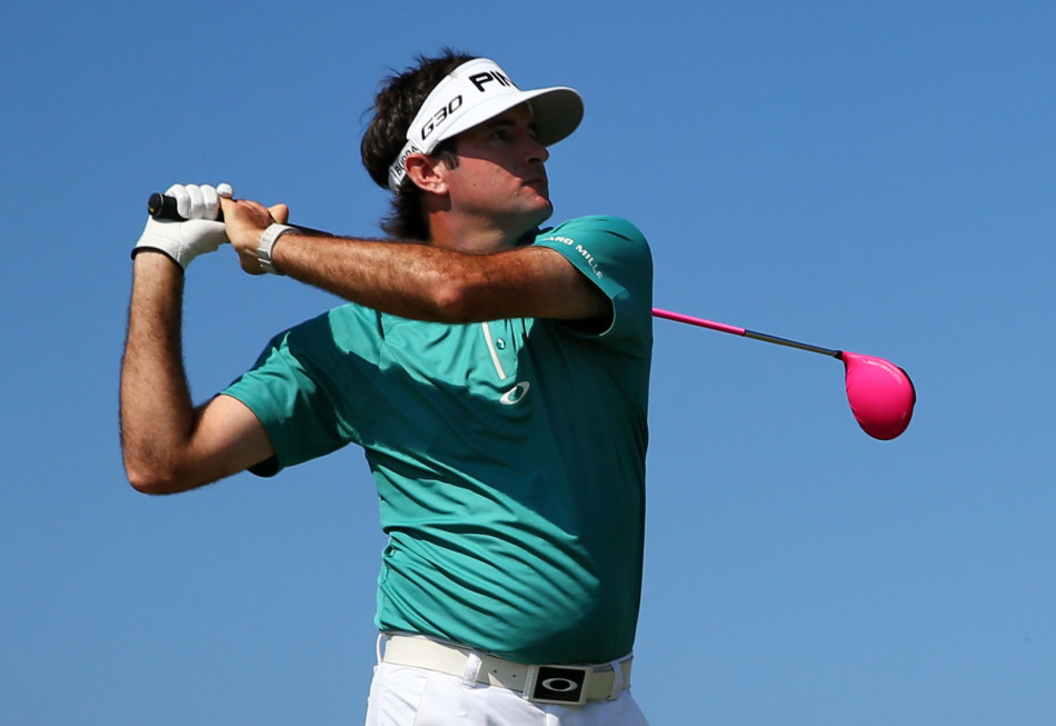 杰米·沃克尔在果岭上俯身细致研判推杆线路，其严谨态度是高尔夫这项精准运动的最佳注脚。